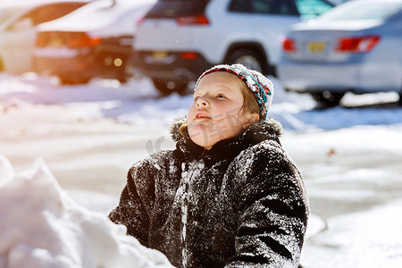 玩雪摄影照片_美丽快乐的小孩在乡间院子里玩雪