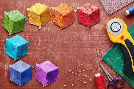 以立方体、绗缝和缝纫配件的形式缝制的彩色钻石