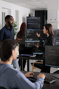软件开发人员在计算机上编程源代码算法