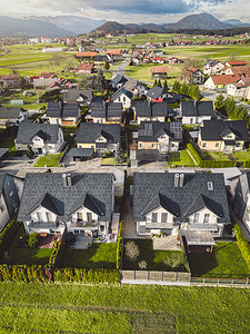 垂直照片，新房鸟瞰图，斯洛文尼亚郊区的家庭住宅