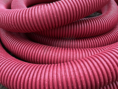 一堆被雨淋湿的塑料管，勃艮第波纹管，洋红色