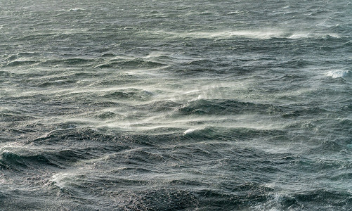 强风在合恩角附近吹起波涛汹涌的海浪