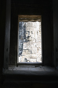 透过废墟之窗看到的石面雕塑