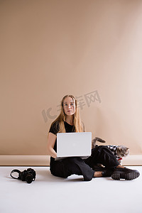 女自由职业者在照相馆打字到 MacBook