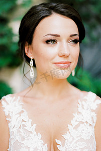 新娘身穿带刺绣的白色蕾丝连衣裙的肖像