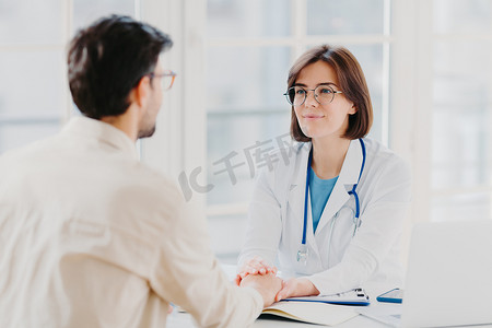 男病人与女医生会诊，得到支持，发现严重疾病。