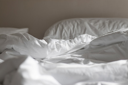 清晨，白色床垫躺在床上，灯火通明。