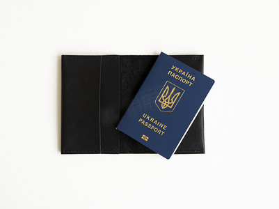护照签证摄影照片_皮革护照封面上的乌克兰生物识别护照 ID，无需签证即可在欧洲旅行。