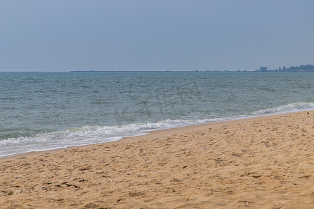 在阳光明媚的日子里，查阿姆 (Cha Am) 海滩的热带风光。
