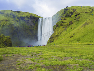 冰岛南部 Skogar 美丽的 Skogafoss 瀑布，一群穿着五颜六色的游客，长时间曝光运动模糊，复制空间