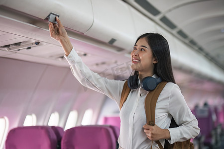 年轻的亚裔女性乘飞机旅行。