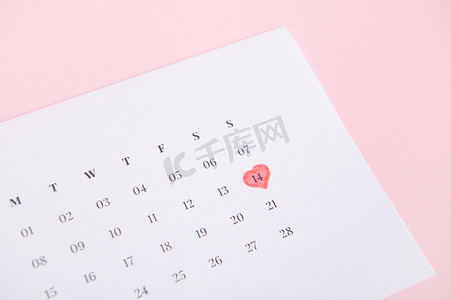 静物与白色日历标有日期 2 月 14 日-情人节，隔离在粉红色柔和的背景中