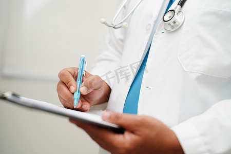 注意事项医院摄影照片_医院病人剪贴板上的医生检查和记录诊断药物。
