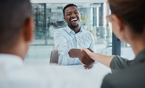 握手、面试和商务人士进行多元化合作、合同交易或 b2b 欢迎会议、合作、协议和招聘黑人为职业或入职握手
