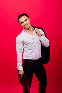 性格开朗的年轻人 20 多岁，穿着经典衬衫，孤立在明亮的红墙背景工作室肖像上。