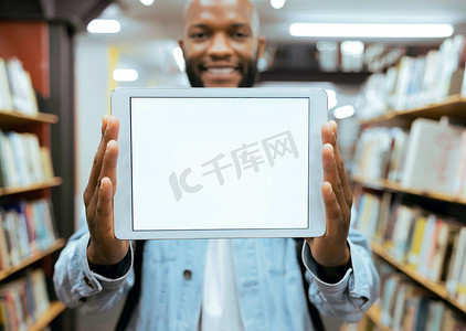 图书馆平板摄影照片_图书馆平板电脑上的样机屏幕、教育或黑人，用于研究、广告或项目管理。