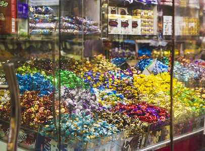 街边小店展示糖果的镜头。