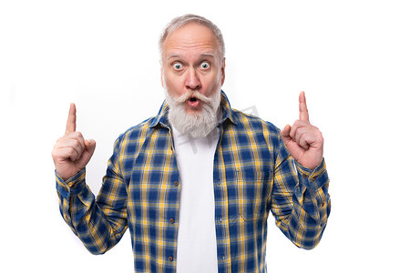 有胡子和胡须的积极精力充沛的白发退休老人