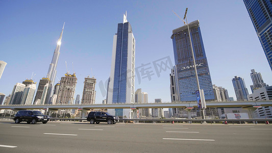 阿联酋摄影照片_阿联酋迪拜 — 2019年12月14日：迪拜主要街道上的交通。