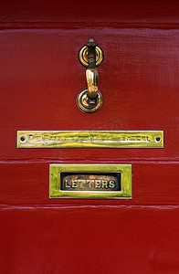 红门上的黄铜信箱