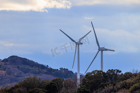 两台山顶风力涡轮机在阴天产生清洁的绿色电力
