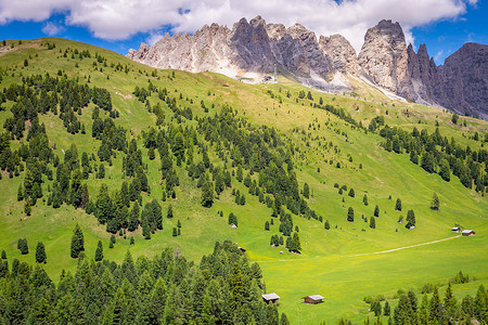 加迪纳山口和 Sassolungo 地块的景观，意大利春季多洛米蒂山