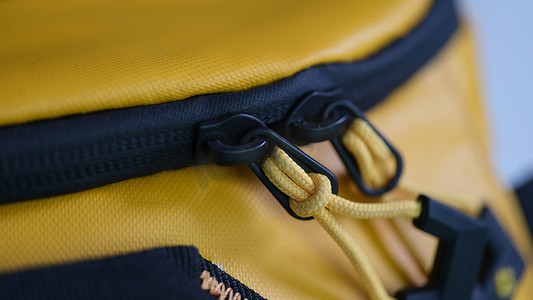 黄色背包特写带锁的拉链