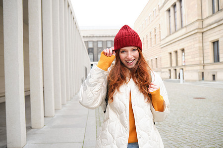 快乐的红发女孩，游客在城里转转，探索城市中的观光地，在欧洲背包旅行，喜欢旅行