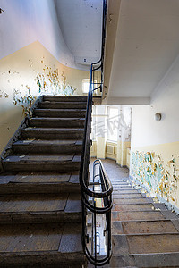 旧废弃建筑中旧矩形螺旋楼梯的景观