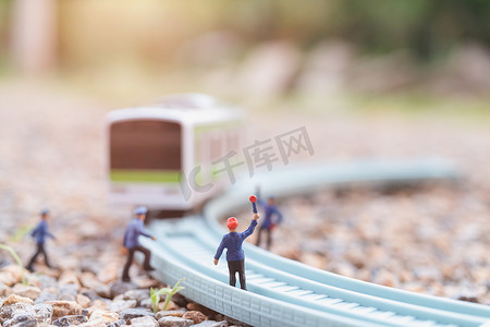 铁路人物摄影照片_微型人物：铁路工作人员正在铁路工作