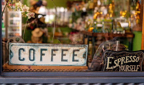 咖啡店橱窗里的复古标志