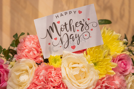 母亲节贺卡-篮子里盛开的美丽花朵。创意花束与菊花、玫瑰、康乃馨。母亲节快乐。