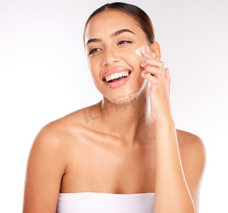 促销护肤品摄影照片_护肤品、奶油和美容女性在工作室进行面部发光、光泽和化妆品促销、营销或微笑广告。