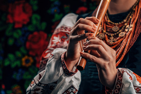 演奏木管木笛的女人的手 — 色彩缤纷的乌克兰索皮尔卡