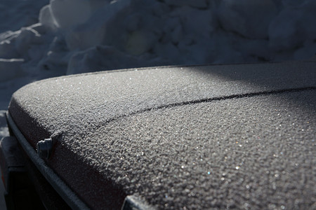 汽车上结满了霜。
