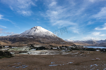 白雪皑皑的埃里加尔山的鸟瞰图，这是爱尔兰多尼戈尔最高的山峰。