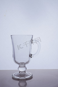 白色背景中用于拿铁咖啡的玻璃杯，带有插入铭文的位置