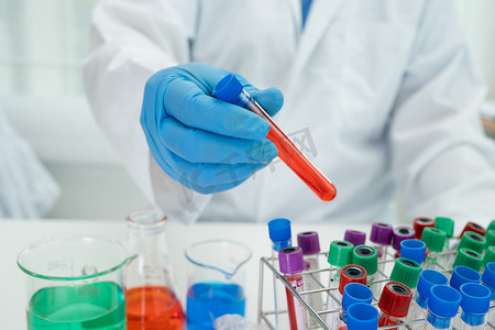 科学家在科学化学实验室拿着 erlenmeyer 烧瓶、带红色液体溶液的锥形烧瓶玻璃器皿。