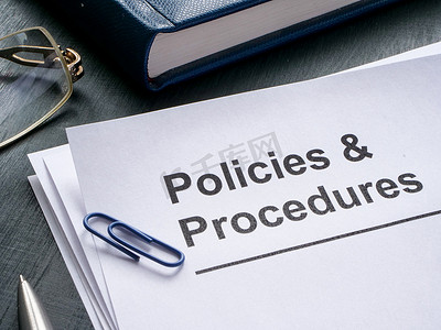 政策支持摄影照片_有关政策和程序的文件摆在桌面上。