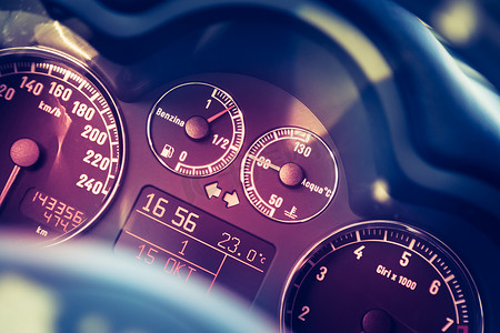 带转速表和燃油指示器的跑车仪表板和方向盘