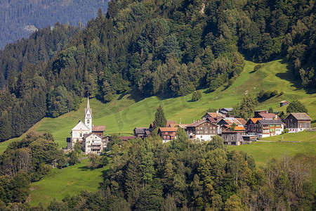 村庄之美摄影照片_瑞士阿尔卑斯山 Engadine 山谷村庄的田园风光
