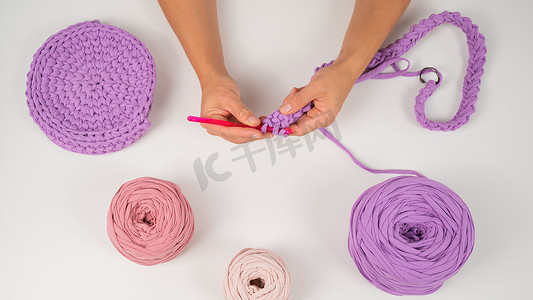 一位女士正在编织一篮子棉纱的特写镜头。