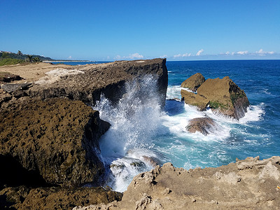 波多黎各伊莎贝拉的岩石海岸和海水