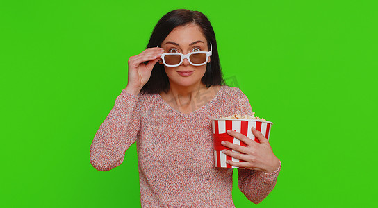 戴着 3D 眼镜的兴奋女人吃爆米花，看有趣的电视连续剧、体育游戏电影