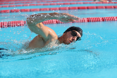 游泳铁人三项比赛训练男子运动员游泳运动员在室外泳道游泳。