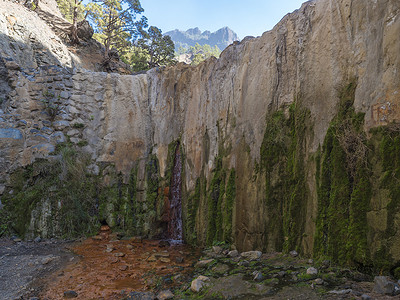 Cascada de Colores 小瀑布位于 Caldera de Taburiente 的火山口，几乎是干涸的瀑布，水流因矿泉水而色彩缤纷。