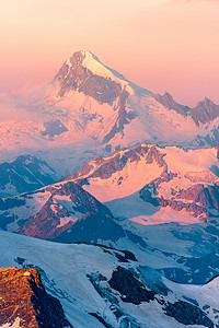 铁证如山摄影照片_在山的美丽如画的日出。