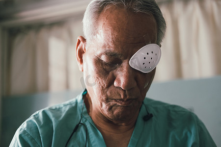半透明防护罩摄影照片_患者眼睛白内障后用防护罩遮住眼睛