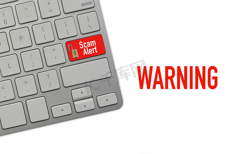 白色背景下计算机键盘上的警告诈骗警报文本