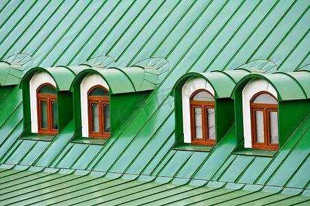 屋顶天窗上覆盖着绿色铁板